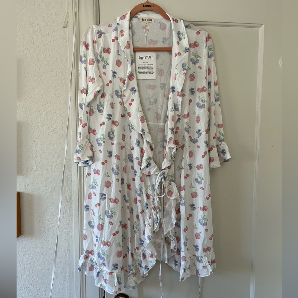 NWT Djerf Avenue short ruffle robe in Berry print size L